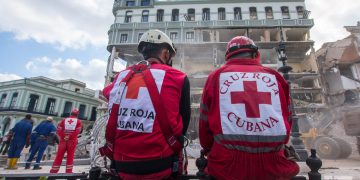 Socorristas en los alrededores del hotel Saratoga, en La Habana, durante los trabajos de rescate y salvamento tras la explosión del viernes 6 de mayo de 2022. Foto: Otmaro Rodríguez.