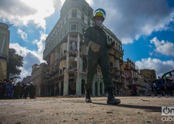 Un bombero en las inmediaciones del hotel Saratoga, en La Habana, durante las labores de búsqueda y rescate luego de la explosión ocurrida en el lugar el pasado 6 de mayo de 2022. Foto: Otmaro Rodríguez.