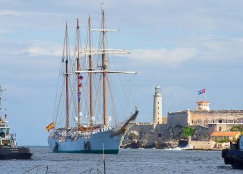 El buque escuela de la Armada española Juan Sebastián de Elcano, entran a la bahía de La Habana el jueves 12 de mayo de 2022. Foto: Otmaro Rodríguez.