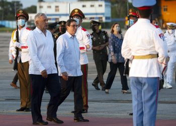 El ministro cubano de Exteriores, Bruno Rodríguez (c), recibe al presidente de México, Andrés Manuel López Obrador (c-i), a su llegada al Aeropuerto Internacional José Martí de La Habana. Foto: Yamil Lage / POOL / EFE.