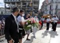 El embajador de España en Cuba, Ángel Martín Peccis (i), el capitán de navío Manuel García Ruiz (2-d), y representantes de las diferentes sociedades españolas en Cuba, colocan una ofrenda floral frente al Hotel Saratoga, en La Habana, el lunes 16 de mayo de 2022. Foto: Ernesto Mastrascusa / EFE.