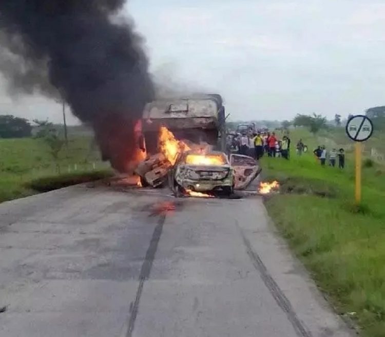 Accidente entre un auto ligero y un camión que cargaba pasajeros. Foto: Asamblea Municipal del Poder Popular Guáimaro.