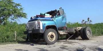 Camión accidentado en la provincia cubana de Granma. Foto: Humberto Arzuaga / CMKX Radio Bayamo.