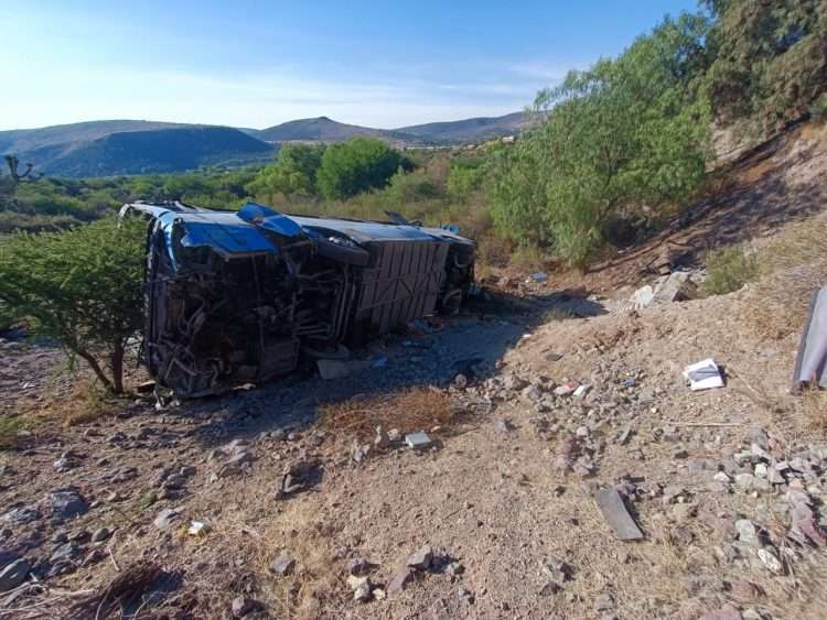 Ómnibus accidentado en México, en un hecho en el que perdieron la vida varios migrantes, entre ellos cubanos. Foto: @LupitaJuarezH / Twitter.