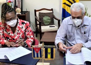 Autoridades de Cuba y Barbados firman un acuerdo de cooperación en materia de Salud. Foto: cubaminrex.cu