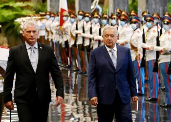 El presidente cubano Miguel Diaz-Canel (i), recibe a su homólogo de México, Andrés Manuel López Obrador (d), en el Palacio de la Revolución, en La Habana, el domingo 8 de mayo de 2022. Foto: Yamil Lage / POOL / EFE.