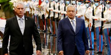 El presidente cubano Miguel Diaz-Canel (i), recibe a su homólogo de México, Andrés Manuel López Obrador (d), en el Palacio de la Revolución, en La Habana, el domingo 8 de mayo de 2022. Foto: Yamil Lage / POOL / EFE.