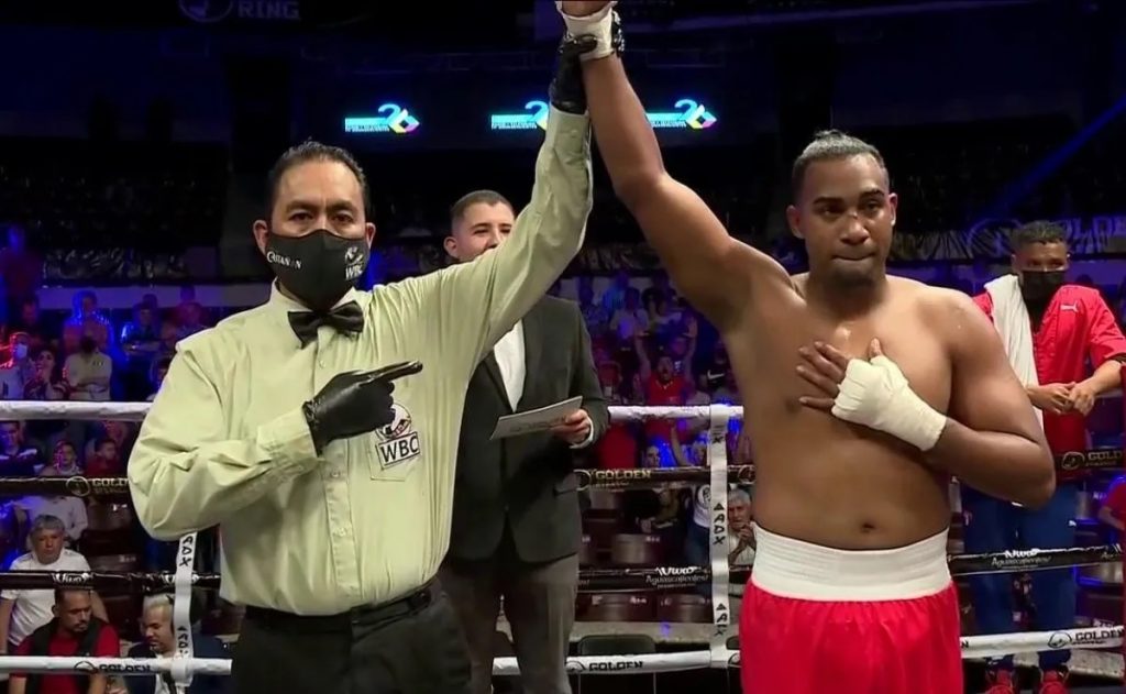 El cubano Arlen López es declarado vencedor en una pelea de boxeo profesional. Foto: bolavip.com / Archivo.