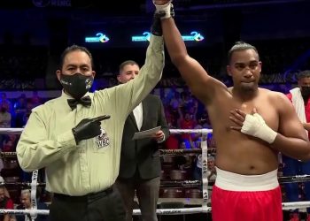 El cubano Arlen López es declarado vencedor en una pelea de boxeo profesional. Foto: bolavip.com / Archivo.