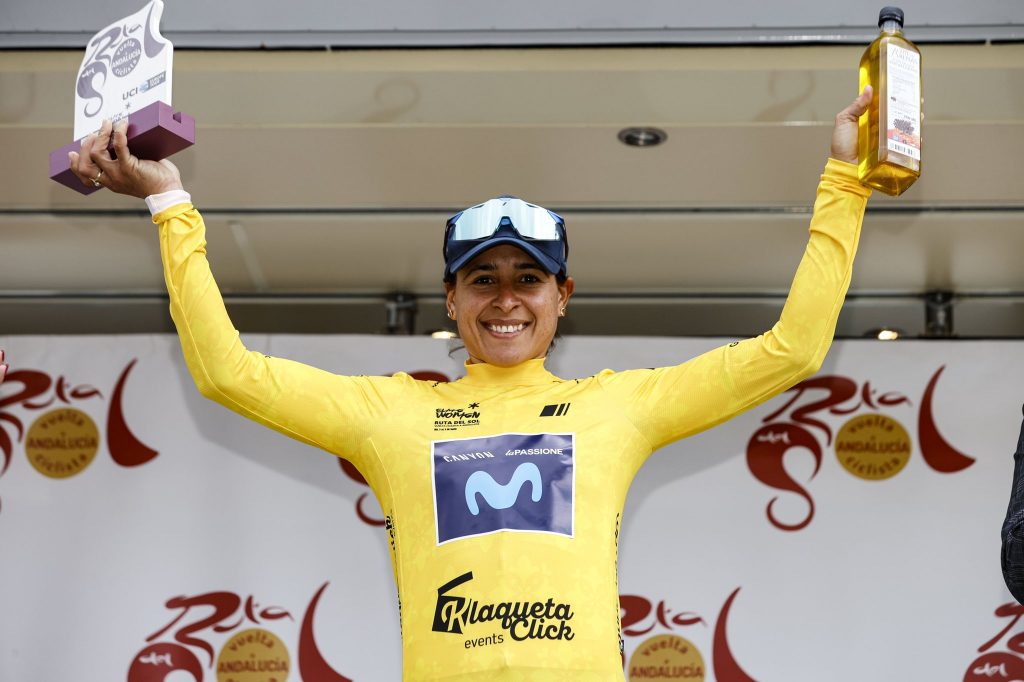 La cubana Arlenis Sierra celebra su primer triunfo con el Movistar en la Vuelta a Andalucía, España. Foto: @Movistar_Team / Twitter.