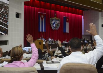 Diputados cubanos aprueban una nueva ley durante la sesión de la Asamblea Nacional del sábado 14 de mayo de 2022. Foto: @AsambleaCuba / Twitter.
