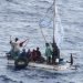 Un grupo de balseros cubanos fotografiados en alta mar. Foto: Guardia Costera de EE.UU. / Archivo.