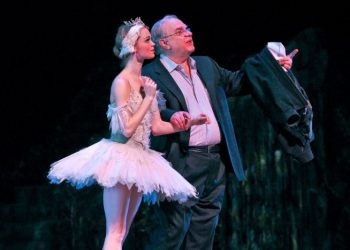 El coreógrafo británico Ben Stevenson, junto a una bailarina. Foto: Texas Ballet Theater / Facebook.