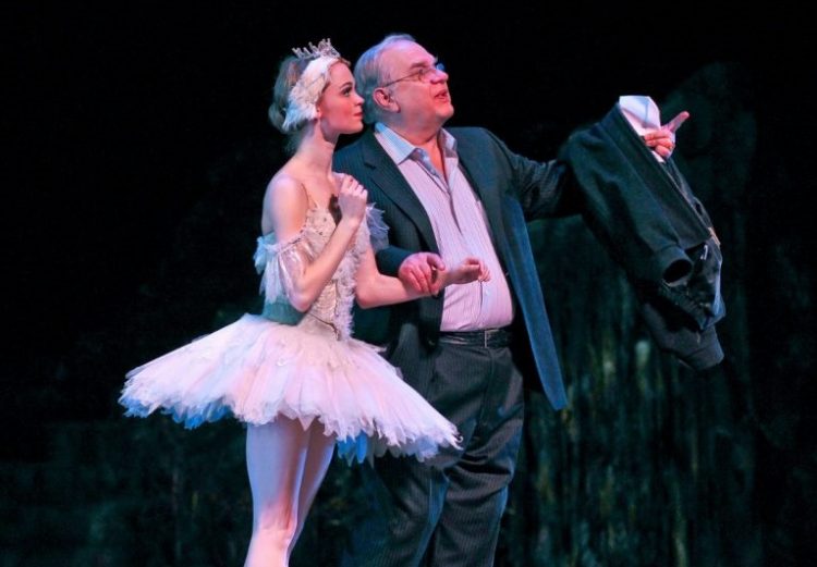 El coreógrafo británico Ben Stevenson, junto a una bailarina. Foto: Texas Ballet Theater / Facebook.