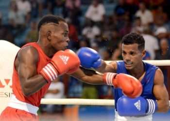 Billy Rodríguez (de azul) en una pelea durante un torneo de boxeo en Cuba. Foto: Prensa Latina / Archivo.