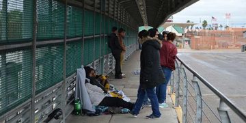Un grupo de cubanos espera en la frontera mexicana, en Reinosa, para poder ingresar a Estados Unidos. Foto: EFE / Archivo.