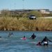 Migrantes cruzan el Río Bravo hacia Estados Unidos, vistos desde Piedras Negras, México, 17 de febrero de 2019. REUTERS/Alexandre Meneghini