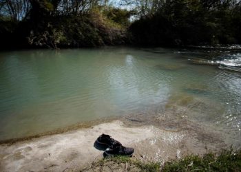 La imagen muestra un par de zapatos dejados en las orillas del Río Grande por migrantes durante su intento de cruzarlo hacia los Estados Unidos, en Piedras Negras, México, el 12 de febrero de 2019. REUTERS/Alexandre Meneghini