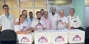 Emigrados cubanos del proyecto Puentes de Amor entregan un donativo a autoridades de Salud de Cuba para reactivar el programa de transplantes hepáticos en niños, en el hospital William Soler, de La Habana, el 22 de mayo de 2022. Foto: Perfil de Facebook de Carlos Lazo.