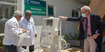 El embajador de Francia en Cuba, Patrice Paoli (der), durante la entrega de equipos adquiridos con un crédito de la Agencia Francesa de Desarrollo (AFD) al Instituto de Nefrología y la a Red Nacional de Nefrología de la Isla. Foto: Diana Inés Rodríguez / ACN.