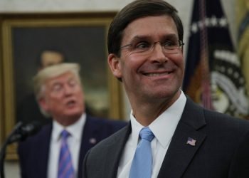 El ex secretario de Defensa, Mark Esper, en primer plano, en una reunión en la Casa Blanca. | Foto: Politico