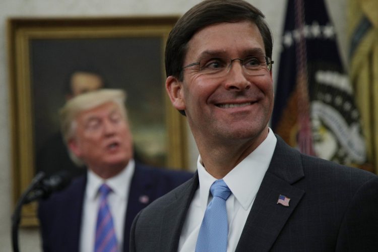 El ex secretario de Defensa, Mark Esper, en primer plano, en una reunión en la Casa Blanca. | Foto: Politico