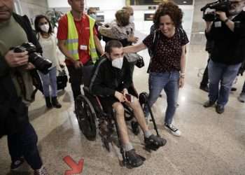 César Román Santalla, el joven gallego que resultó herido en la explosión del Hotel Saratoga en La Habana el pasado 6 de mayo, regresa este lunes a Galicia tras recuperarse del fatal accidente y después de haber perdido de manera trágica a su pareja, con quien había viajado por motivos de ocio. Foto: Cabalar/Efe.