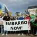 Manifestación pro embargo al petróleo ruso este fin de semana en Bruselas. | Foto: Ksenia Kuleshova / NYT.