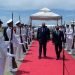 El primer ministro cubano, Manuel Marrero (izq) es recibido por Raúl Li (der), viceministro para el Caribe de Venezuela, a su llegada al país sudamericano el lunes 9 de mayo de 2022. Foto: @PresidenciaCuba / Twitter.