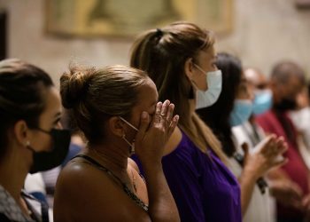 Misa en la Catedral de La Habana por las víctimas de la explosión del hotel Saratoga. Foto: Claudio Peláez Sordo / Facebook.