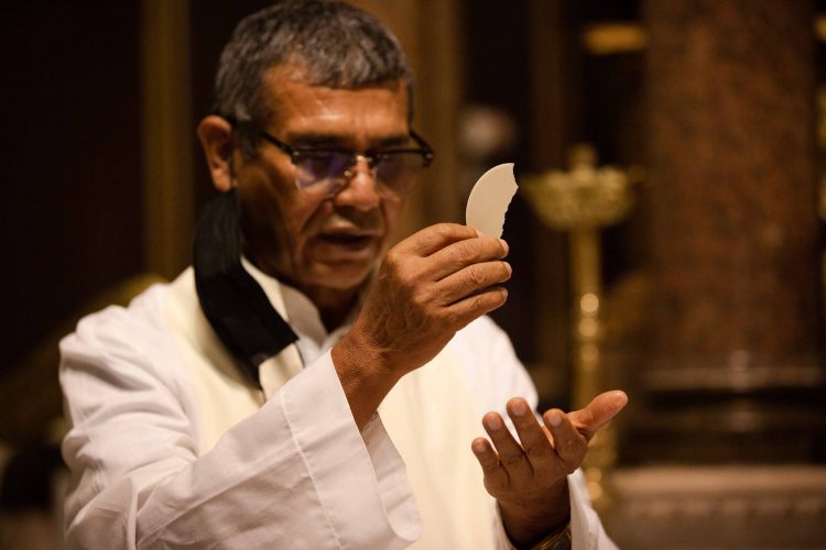 Misa en la Catedral de La Habana por las víctimas de la explosión del hotel Saratoga. Foto: Claudio Peláez Sordo / Facebook.