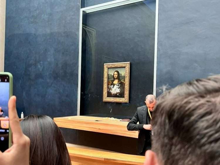 Restos de tarta sobre el celebre cuadro La Gioconda, en el Louvre. Foto: Elena Parrondo Pastor, vía El Confidencial.