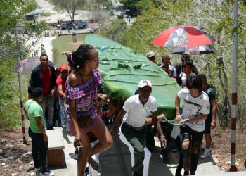 El Hacha de Holguín, símbolo de la ciudad y patrimonio de los holguineros, asciende la Loma de la Cruz en hombros de la juventud, en la jornada inicial de la XXVI edición de las Romerías de Mayo, festejando su XXV Aniversario, en Holguín, Cuba, el 3 de mayo de 2019.                               Foto: Osvaldo GUTIÉRREZ GÓMEZ/ ACN.