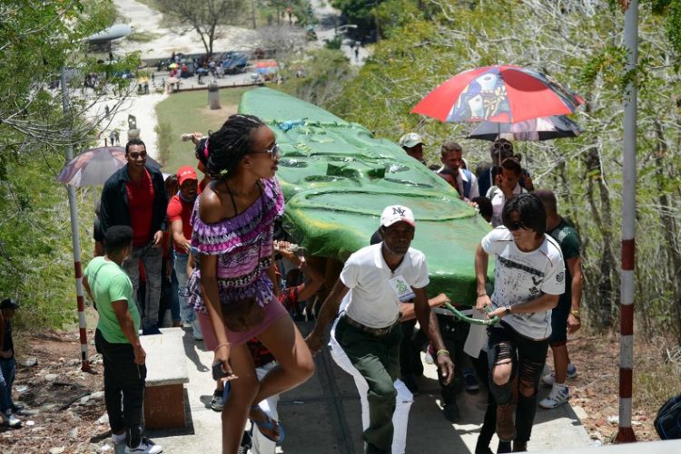 El Hacha de Holguín, símbolo de la ciudad y patrimonio de los holguineros, asciende la Loma de la Cruz en hombros de la juventud, en la jornada inicial de la XXVI edición de las Romerías de Mayo, festejando su XXV Aniversario, en Holguín, Cuba, el 3 de mayo de 2019.                               Foto: Osvaldo GUTIÉRREZ GÓMEZ/ ACN.