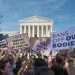 Partidarios del derecho al aborto marchan frente a la Corte Suprema durante la Marcha de las Mujeres en Washington el 2 de octubre de 2021. (Bob Korn vía Shutterstock)