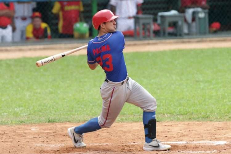 El segundo inning hubo cuadrangular del noveno bate granmense, Darién Palma. Foto: Calixto Llanes/Jit.