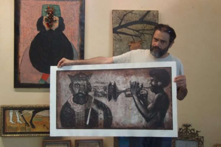 En el taller La 6ta Puerta, mostrando una obra realizada a cuatro manos con
Frank Martínez. La Habana, 2010.