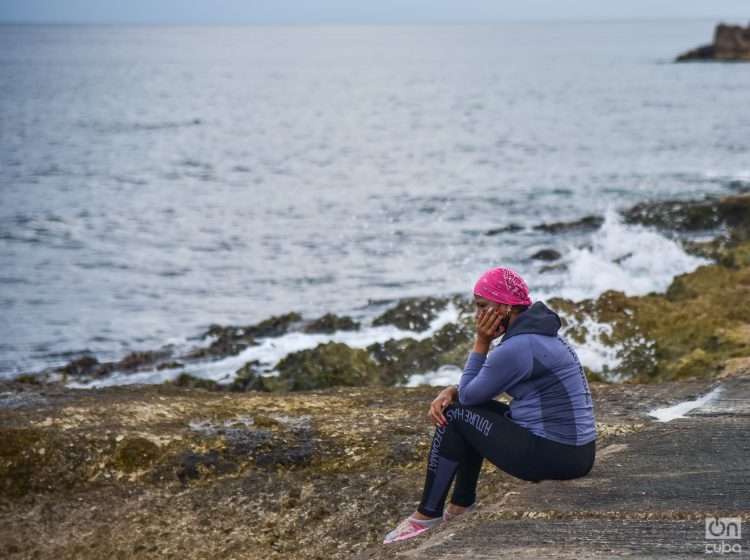 mujer frente al mar