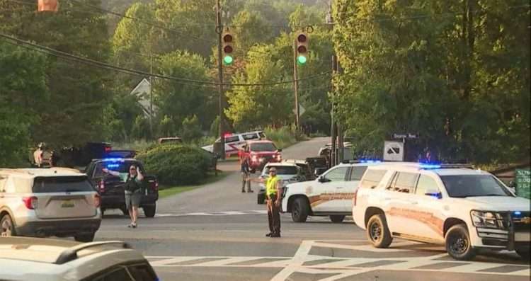 La policía y los servicios de emergencia responden a un tiroteo en la iglesia episcopal de St. Stephen en Vestavia Hills, Alabama, el 16 de junio de 2022. Foto: NBC.