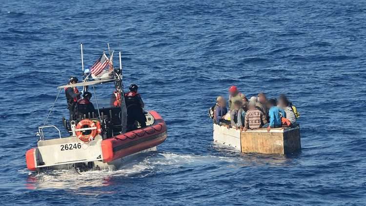 Balseros cubanos rescatados por guardacostas. Foto: La Gaceta.