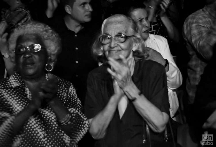 Fina García Marruz en una de sus últimas apariciones en público, el el 20 de enero de 2015, en un recital de su hijo José María Vitier y de Pablo Milanés en la presentación del disco “Concierto de otoño”, en el Teatro Nacional. Foto: cortesía de Kaloian Santos Cabrera.