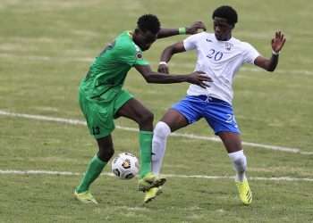 Romario Torres de Cuba disputa el balón con Jahlyan Burt (i) de Saint Kitts y Nevis, durante un partido por el Campeonato Sub-20 de la Concacaf rumbo al Mundial Indonesia 2023, en el Estadio Nacional de Tegucigalpa (Honduras). Foto: Gustavo Amador/Efe.