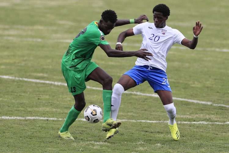 Romario Torres de Cuba disputa el balón con Jahlyan Burt (i) de Saint Kitts y Nevis, durante un partido por el Campeonato Sub-20 de la Concacaf rumbo al Mundial Indonesia 2023, en el Estadio Nacional de Tegucigalpa (Honduras). Foto: Gustavo Amador/Efe.