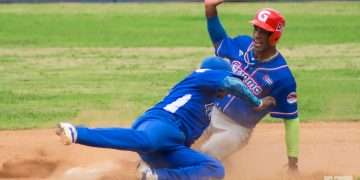 Jugada de un partido entre los equipos de Granma e Industriales, en el Estadio Latinoamericano de La Habana, durante la 61 Serie Nacional de Béisbol. Foto: Otmaro Rodríguez.