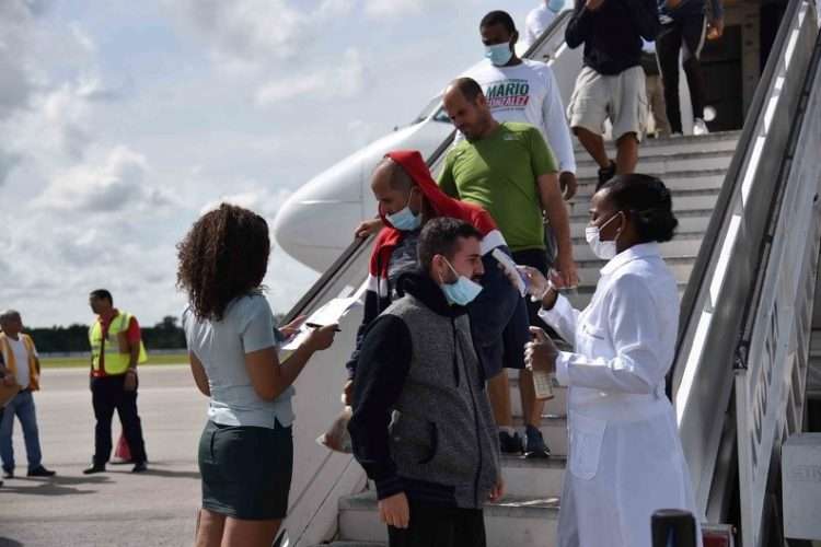 Los migrantes irregulares llegan al Aeropuerto de La Habana. Foto: Agencia Cubana de Noticias.