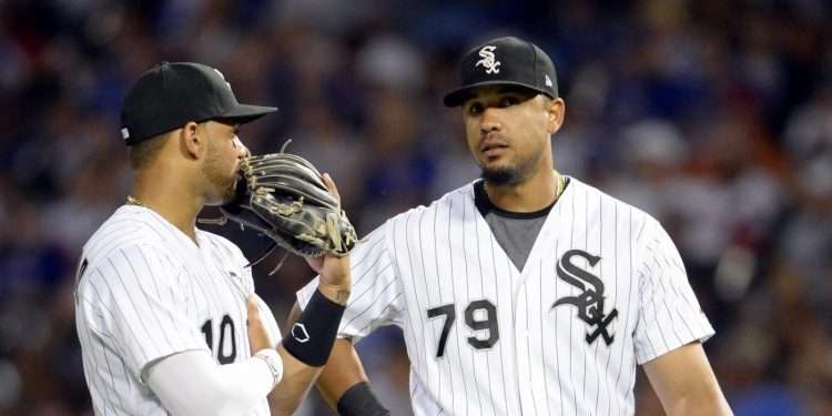 Yoan Moncada y José Abreu intercambian en un partido de los White Sox). Foto: Tomada de MLB.