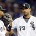 Yoan Moncada y José Abreu intercambian en un partido de los White Sox). Foto: Tomada de MLB.