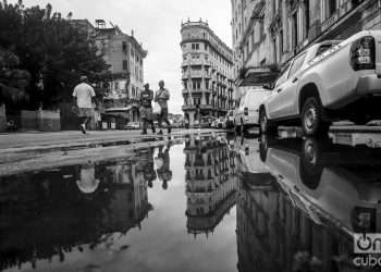 La Habana: reflejos en tiempos de lluvia. Foto: Otmaro Rodríguez.