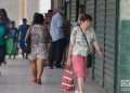 Personas sin y con nasobuco en La Habana, el martes 31 de mayo de 2022, tras la eliminación del uso obligatorio de la mascarilla por las autoridades cubanas. Foto: Otmaro Rodríguez.