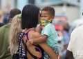 Una madre con su hijo en La Habana, el martes 31 de mayo de 2022, tras la eliminación del uso obligatorio de la mascarilla por las autoridades cubanas. Foto: Otmaro Rodríguez.